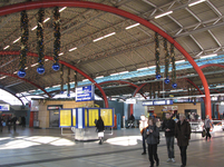 902842 Gezicht door de stationshal van station Utrecht Centraal, met kerstversieringen.